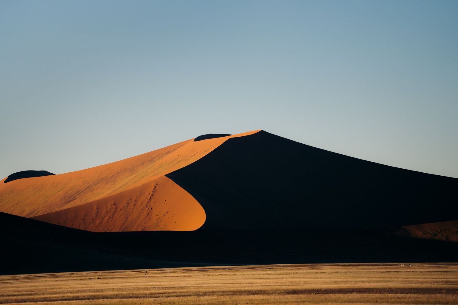 dune de sable orange au lever du soleil en namibie