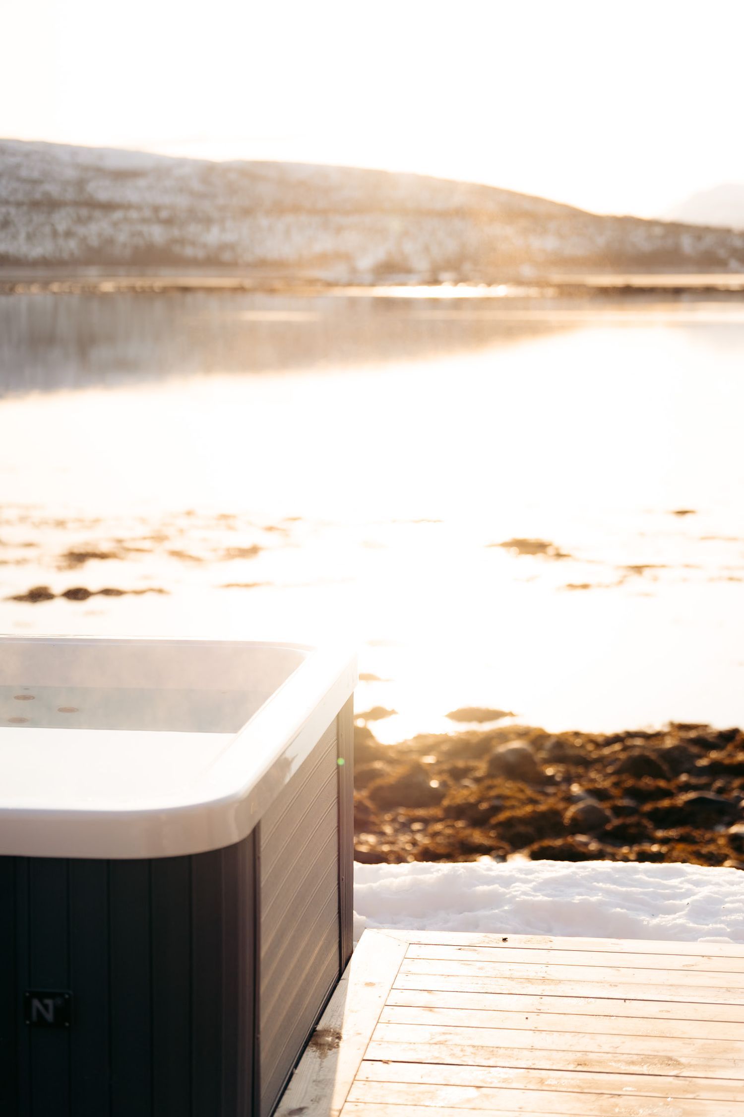 jacuzzi au bord du fjord au lever du soleil