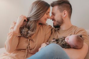 Family relaxing on sofa with newborn baby - Lifestyle newborn session by Gesiel Martins in Rochester Hills, MI