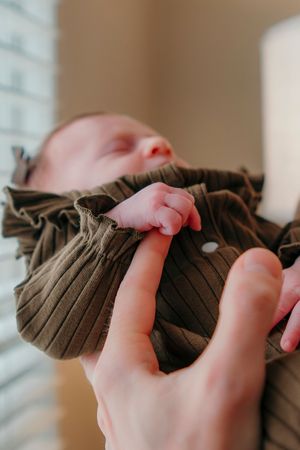 Close-up of newborn baby sleeping peacefully at home - In-home lifestyle newborn session by Gesiel Martins