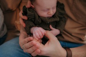 Close-up of newborn baby sleeping peacefully at home - In-home lifestyle newborn session by Gesiel Martins
