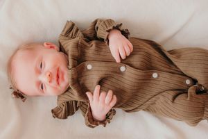 Close-up of newborn baby sleeping peacefully at home - In-home lifestyle newborn session by Gesiel Martins