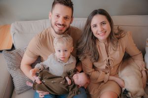 Family relaxing on sofa with newborn baby - Lifestyle newborn session by Gesiel Martins in Rochester Hills, MI