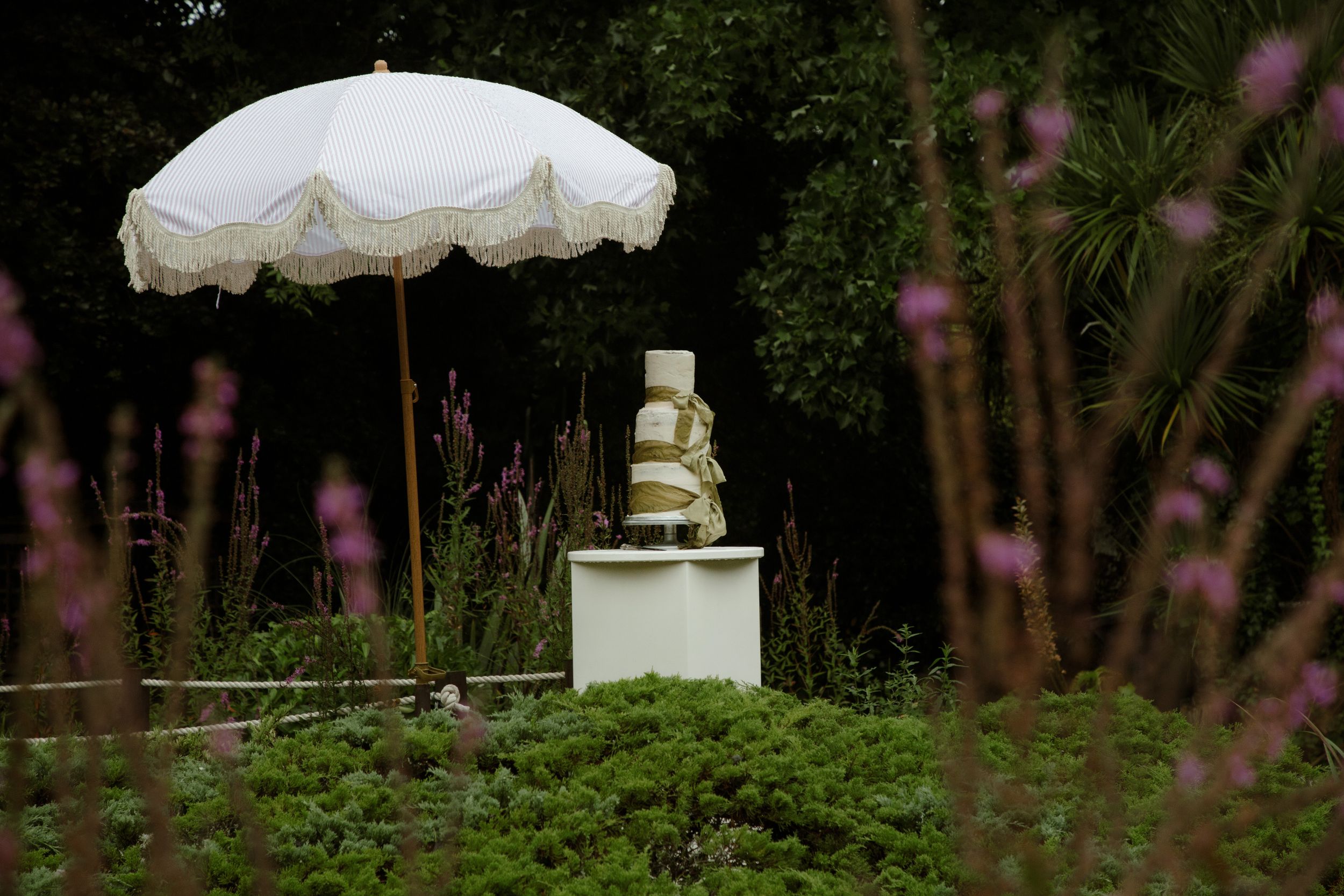 wedding cake cutting the cake ceremonial celebrations luxury wedding wedding photography