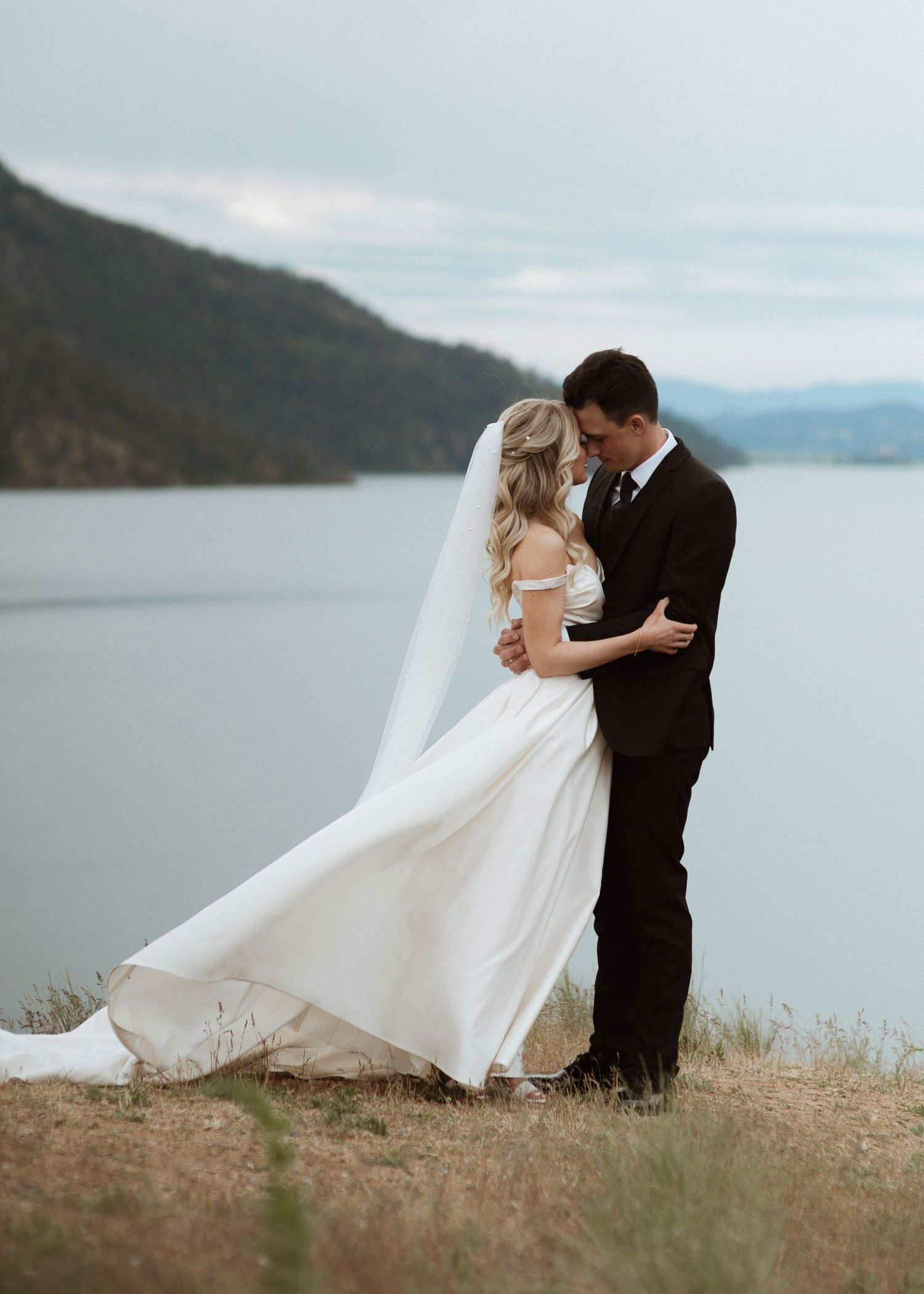 bride and groom overlooking okanagan valley