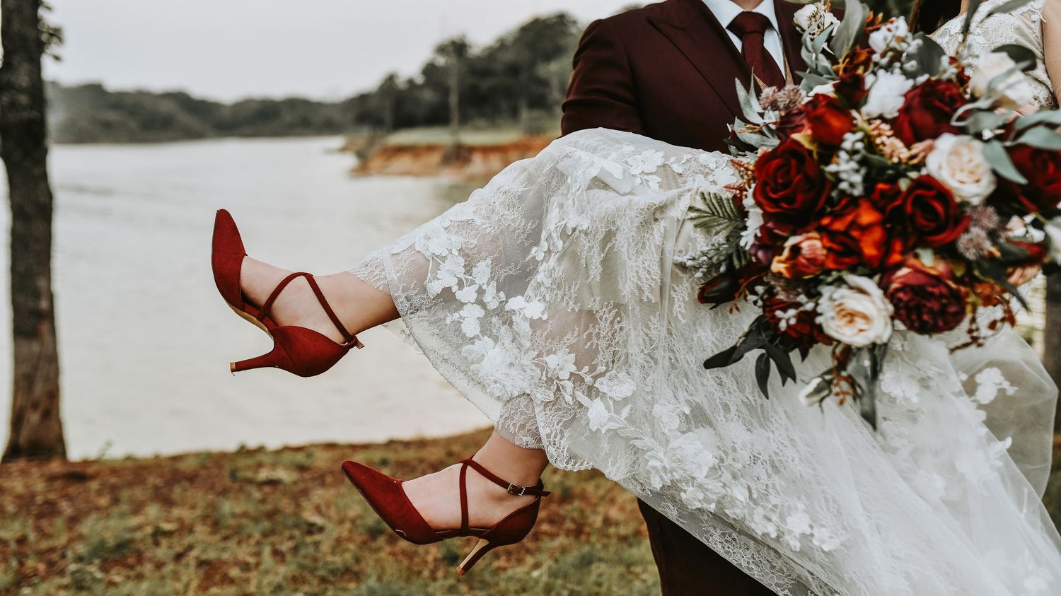 Golden hour wedding photos at Bentley Station outdoor space next to lake lewisville