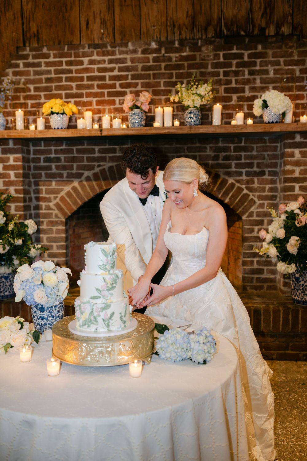Boone Hall wedding photography captured by candid, timeless Charleston wedding photographer, Allison Hanson Photography