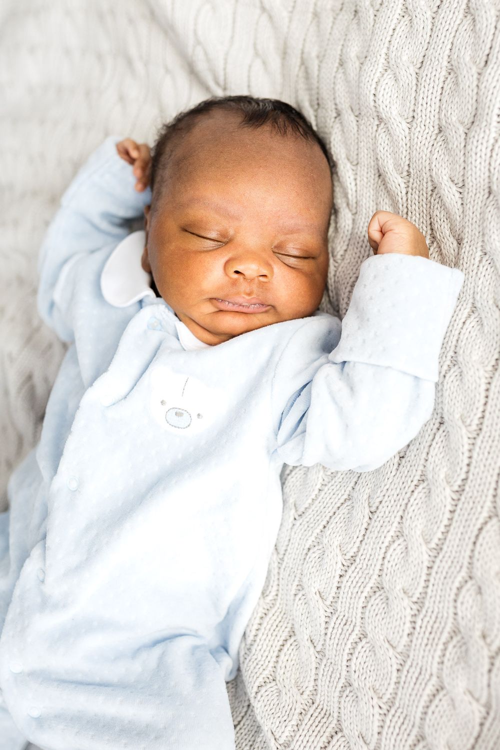 Example of minimalist newborn photo editing keeping skin details true to life
