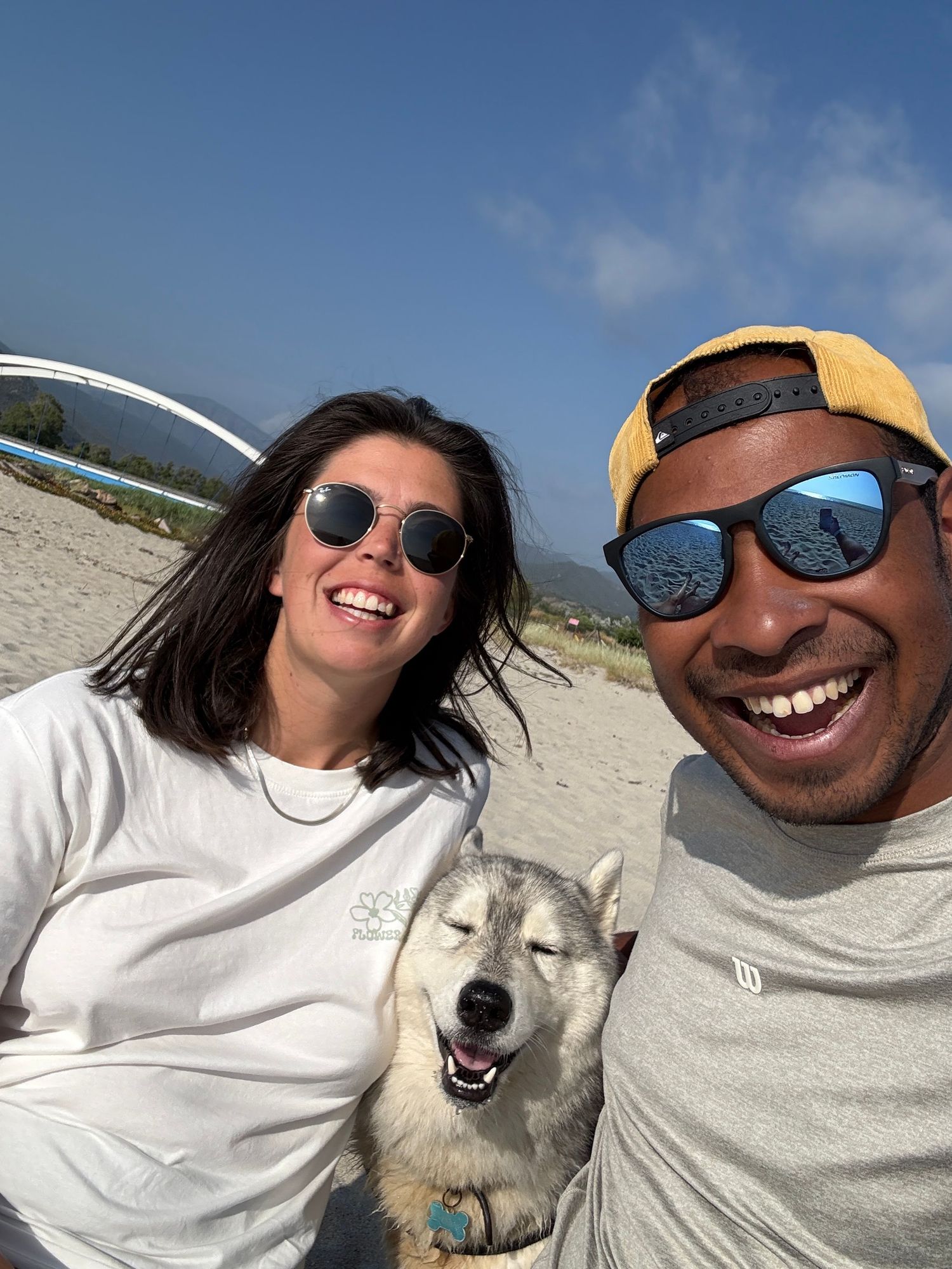 couple et leur chien sur une plage corse
