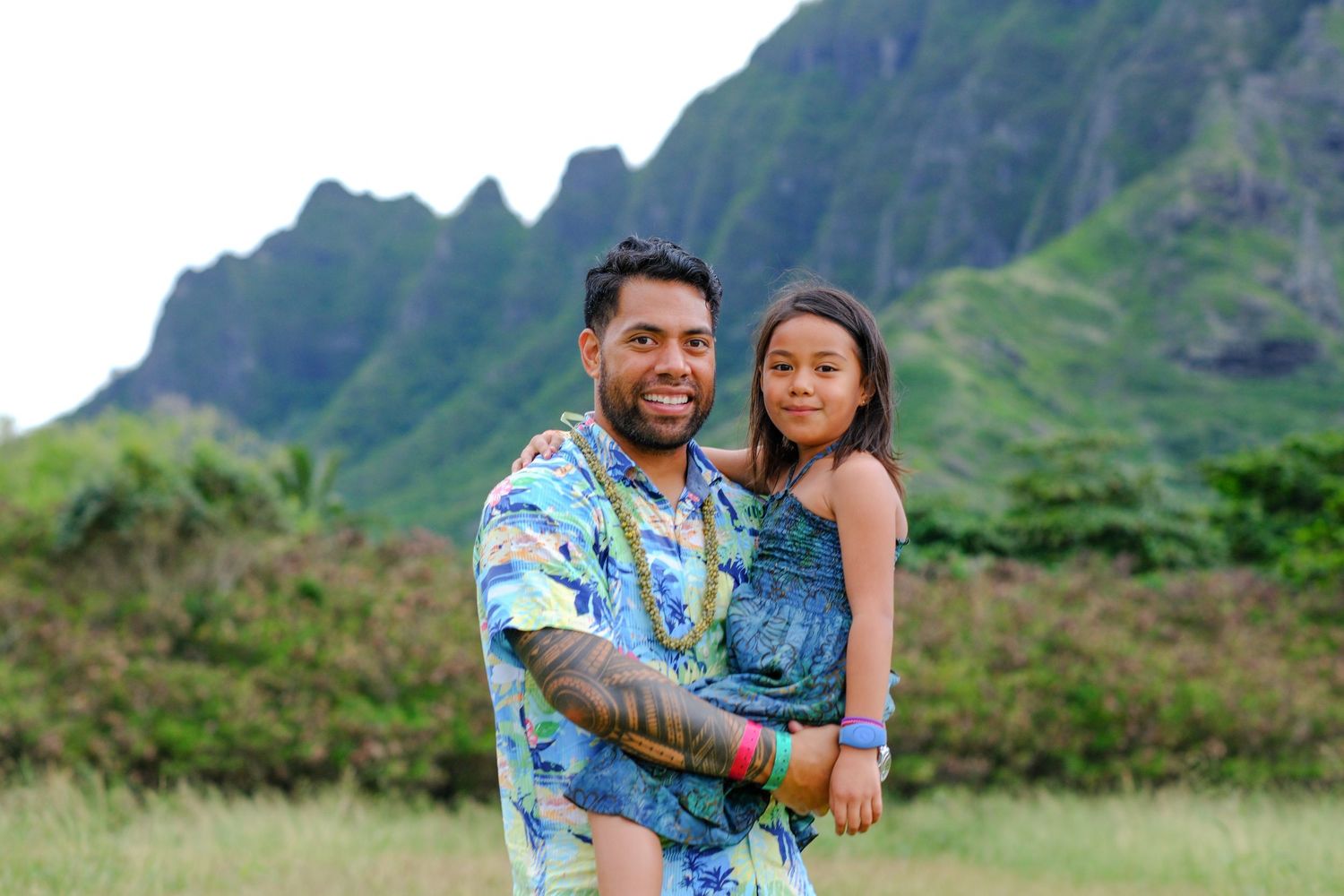 A father holding his daughter during a North Shore Oahu family photography session.