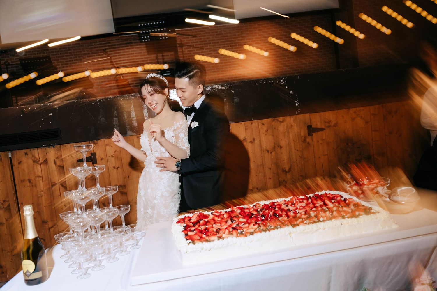渴望影像｜專業經營的台灣婚禮攝影團隊，服務高雄、台南、台中、台北、新北及全台新人，擅長美式戶外婚禮、證婚儀式與自然時尚婚禮紀實，以明亮自然的光感、細膩構圖與真實情感，完整記錄婚禮準備、儀式與宴會中的每個動人時刻，並提供紐西蘭海外婚禮、海外婚紗與旅拍服務。