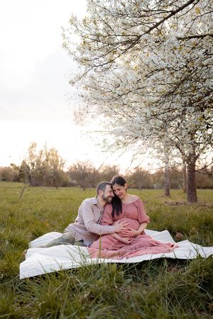 Couple complice sous un arbre en fleurs dans les Yvelines au printemps