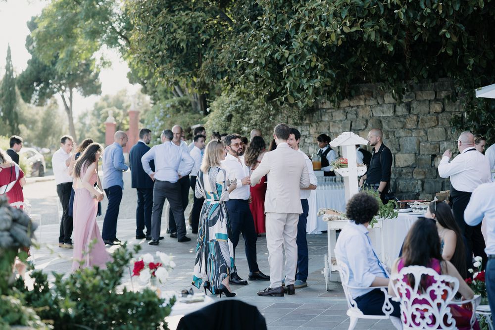 Guests during an outdoor aperitif at Villa Casa Rossa Imperia, a wedding with a sea view.