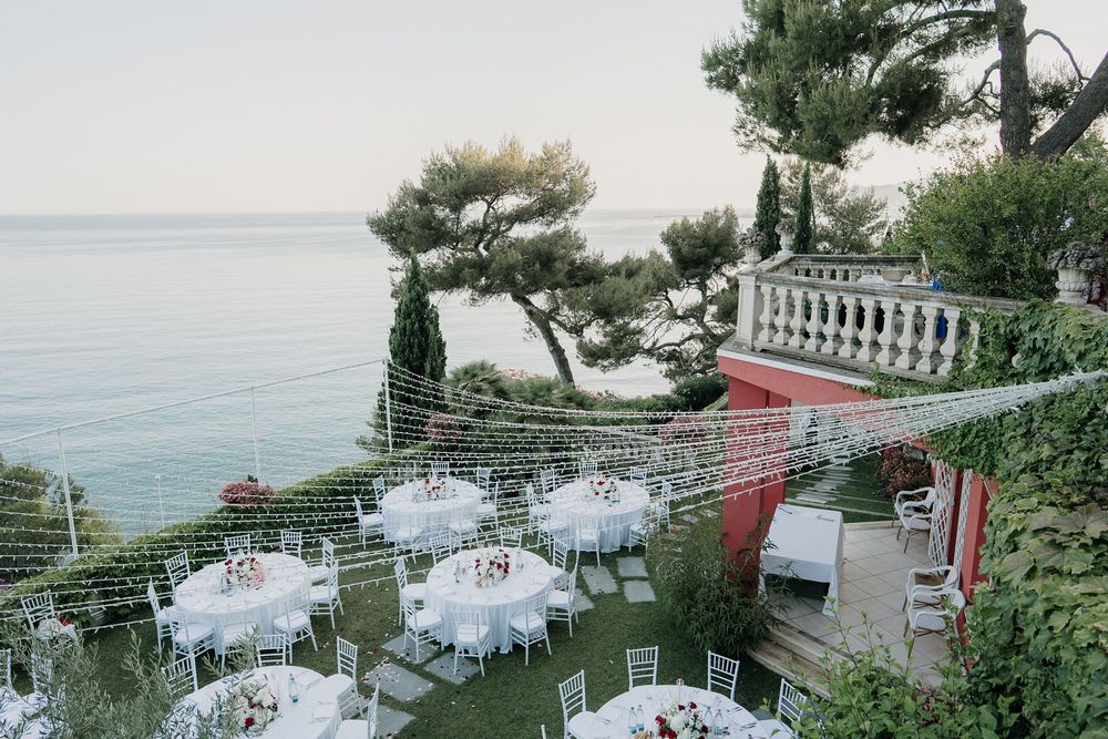 Panoramic view of Villa Casa Rossa in Imperia with wedding tables and the sea in the background.
