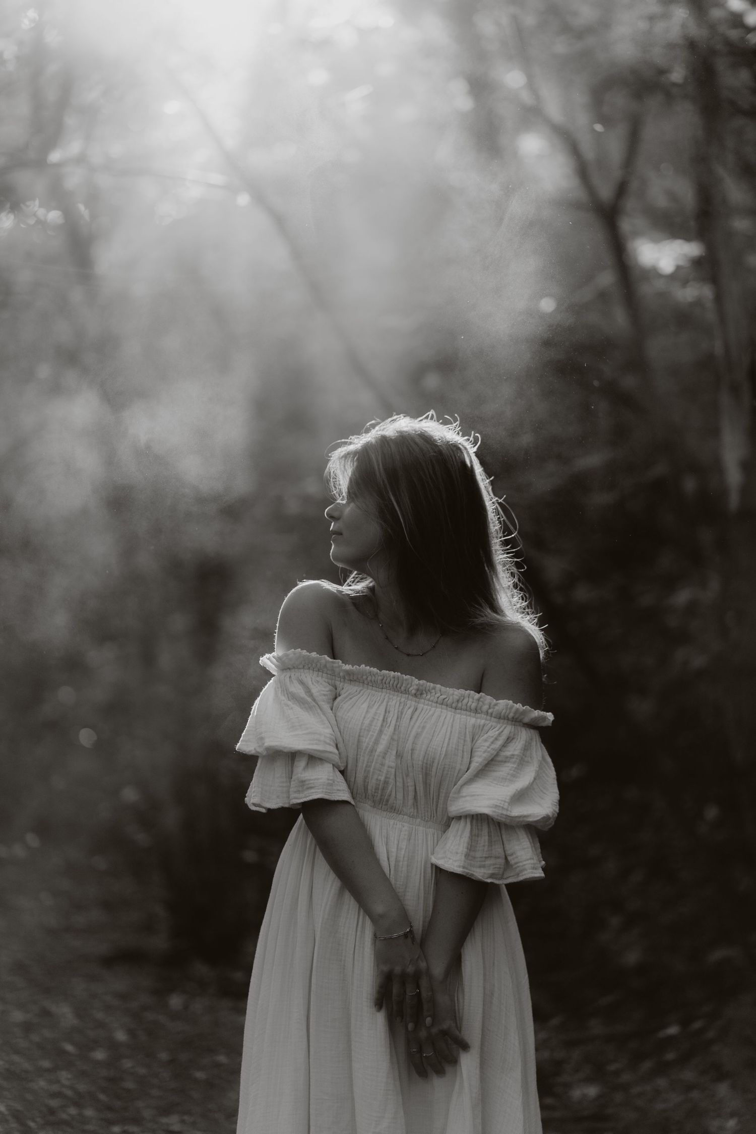 vrouw-zwartwit-fotoshoot-zonlicht-silhouet