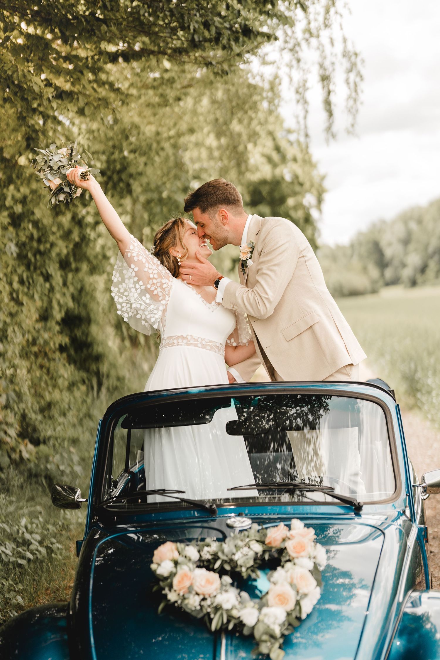 Brautpaar sitzt in einem VW-Käfer-Cabrio bei Äpfingen in der Gemeinde Maselheim - Hochzeitsfotografie Ramona Maier