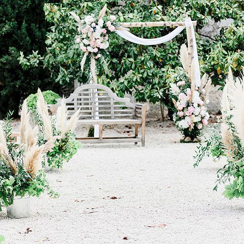 Décor de cérémonie laïque avec arche fleurie – mariage à Montauban capturé par Laetitia Klopocki, photographe fine art
