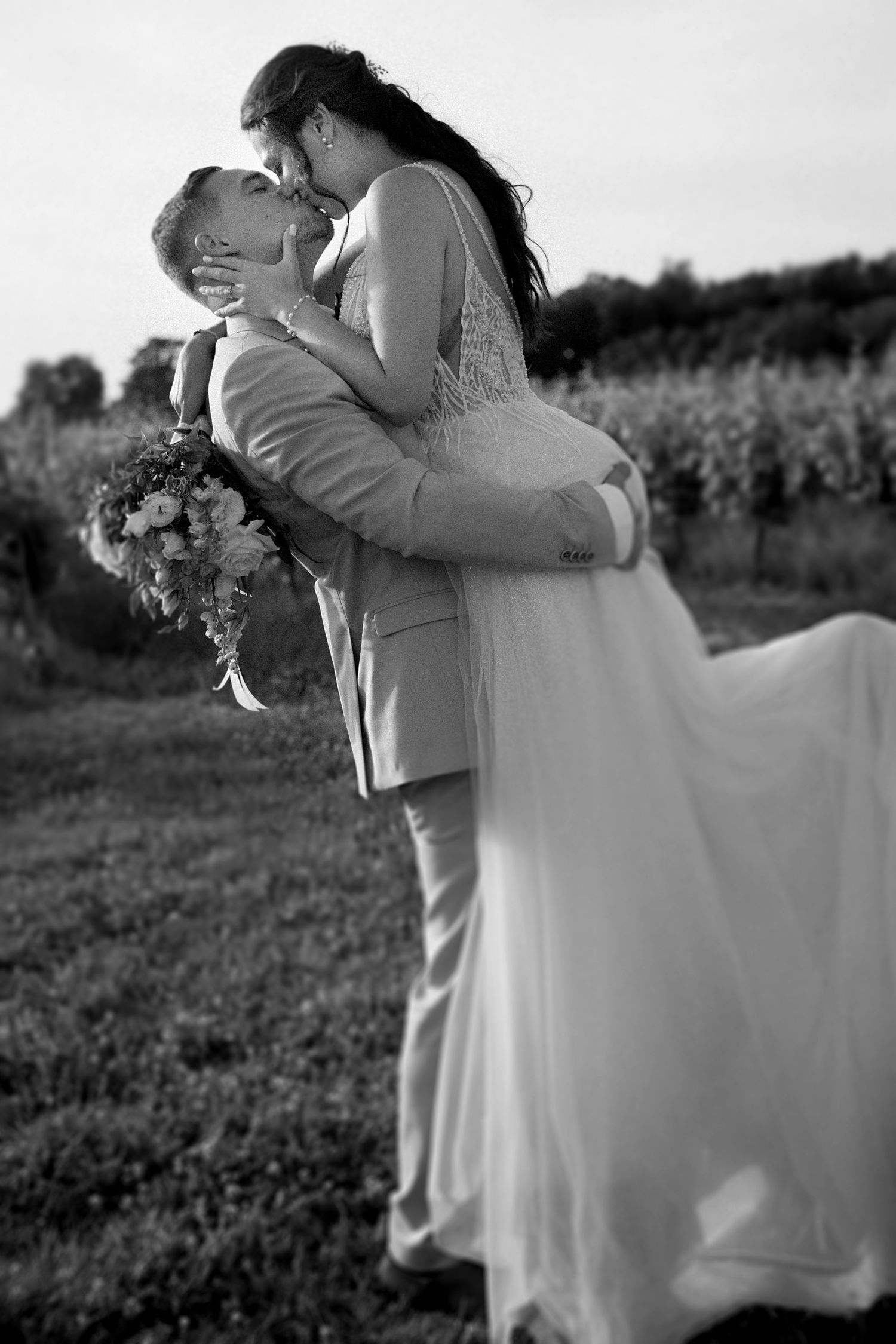 Couple de mariés s’embrassant dans les vignes – photo fine art de mariage à Montauban par Laetitia Klopocki, photographe