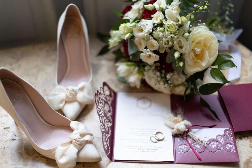 Détails de mariage chic : escarpins, faire-part, alliances & bouquet – Laetitia Klopocki, photographe à Montauban
