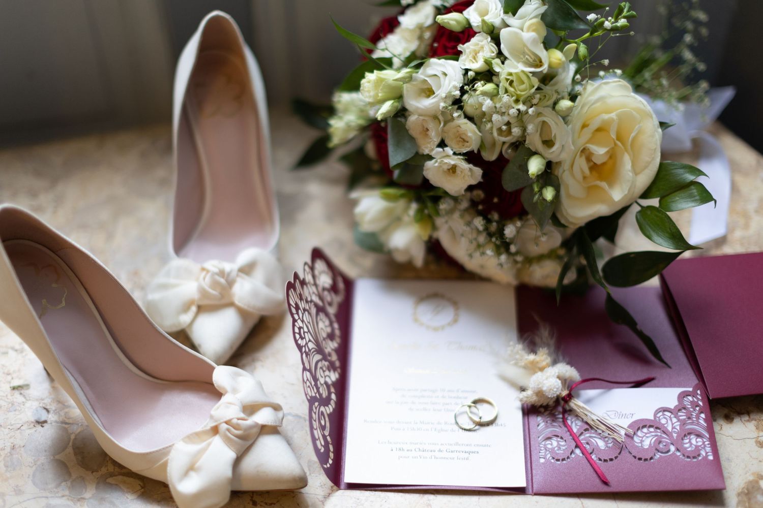 Détails de mariage chic : escarpins, faire-part, alliances & bouquet – Laetitia Klopocki, photographe à Montauban