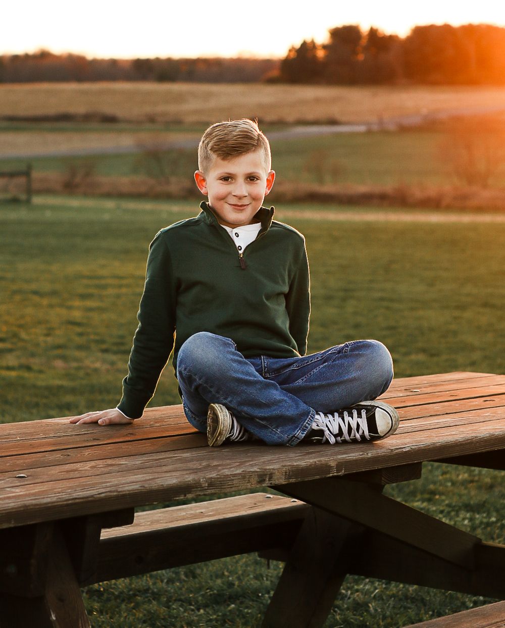 Holiday outfit guide for family photo sessions in Youngstown, Ohio featuring cozy winter layers, rich seasonal tones, and timeless styling t