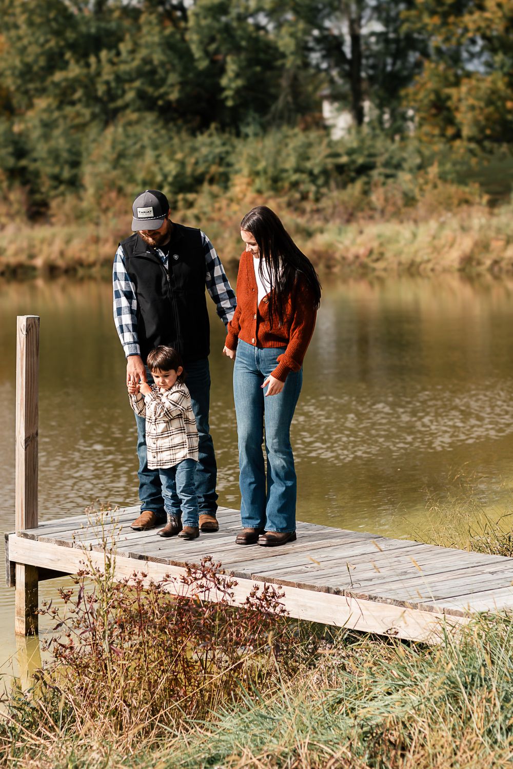 Holiday outfit guide for family photo sessions in Youngstown, Ohio featuring cozy winter layers, rich seasonal tones, and timeless styling t