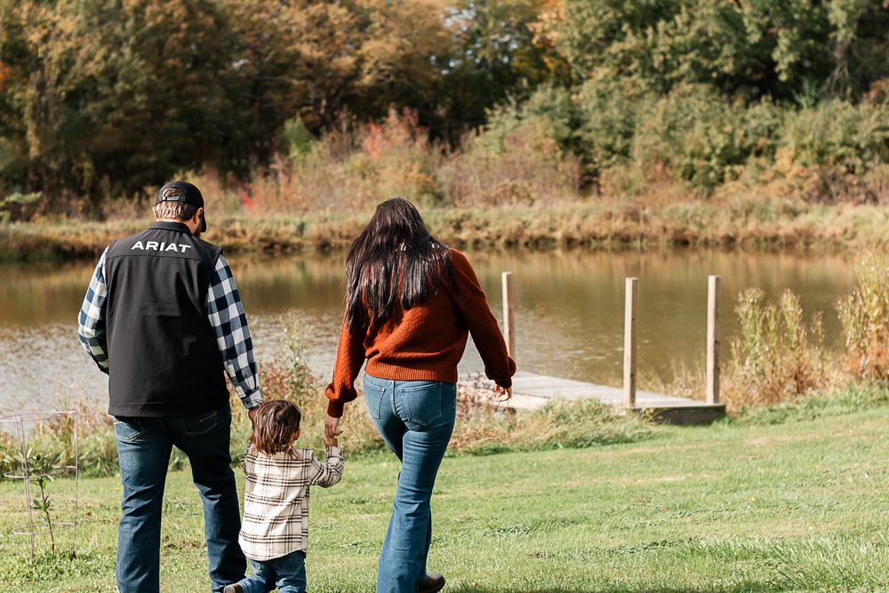 Holiday outfit guide for family photo sessions in Youngstown, Ohio featuring cozy winter layers, rich seasonal tones, and timeless styling t