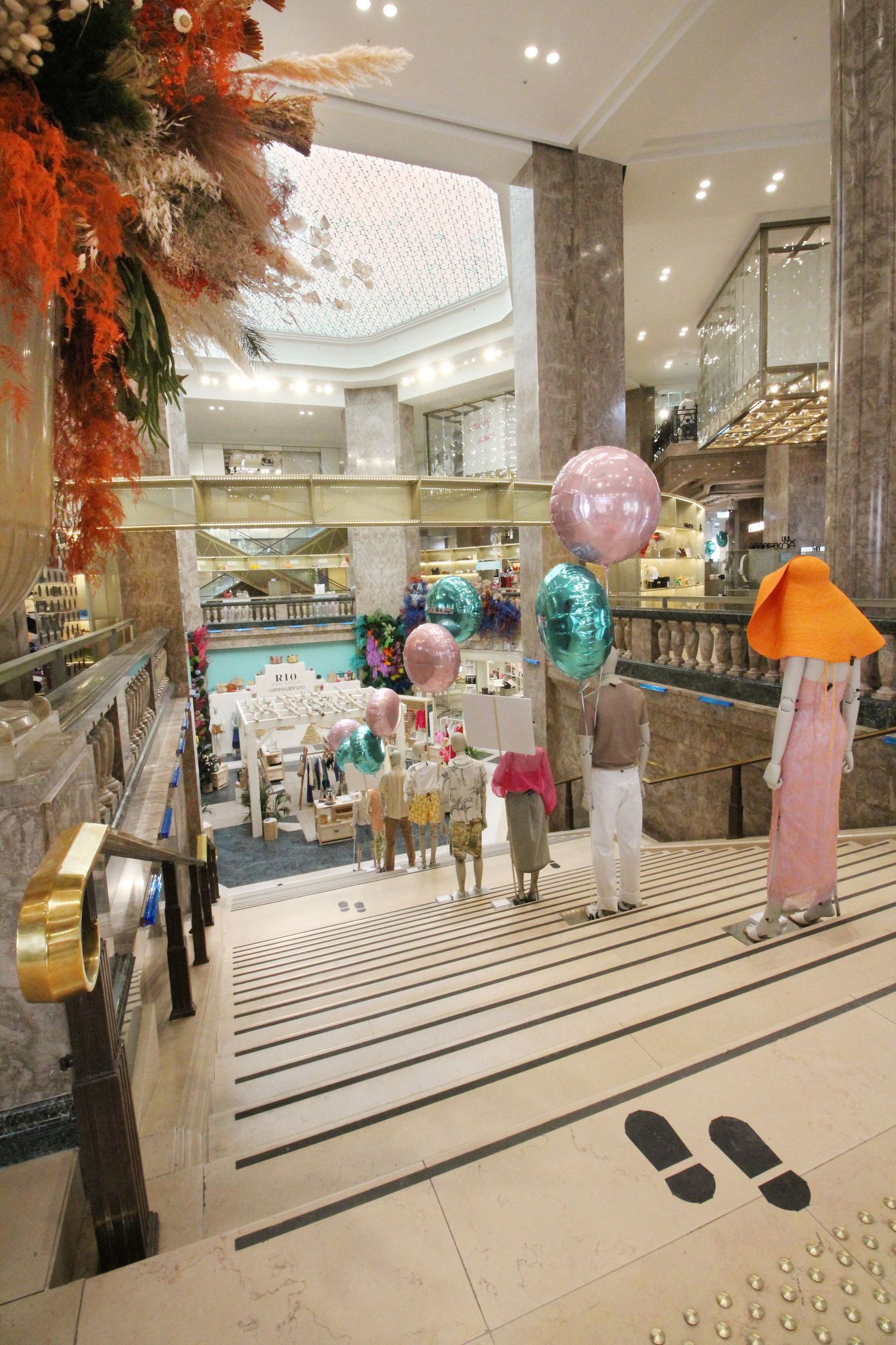 Photo de produit, photos de produits, Galeries Lafayette, Galeries Lafayette Champs-Élysées, sac Rouje, photo de mode, photo d'architecture