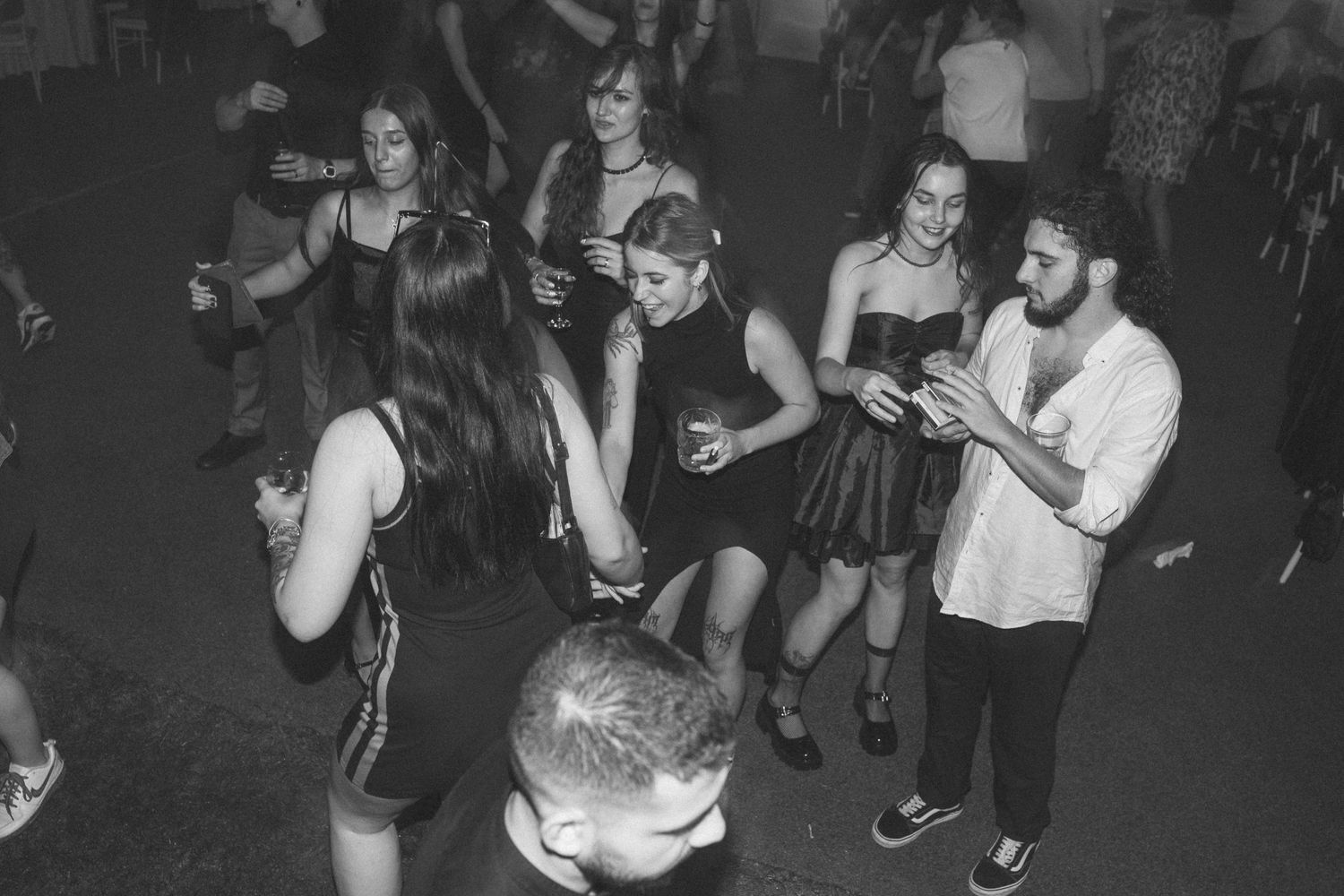 Яко сватбено парти с DJ и банда на живо. Голяма луда сватба с много танци, енергия и рок. Сватбена фотография.