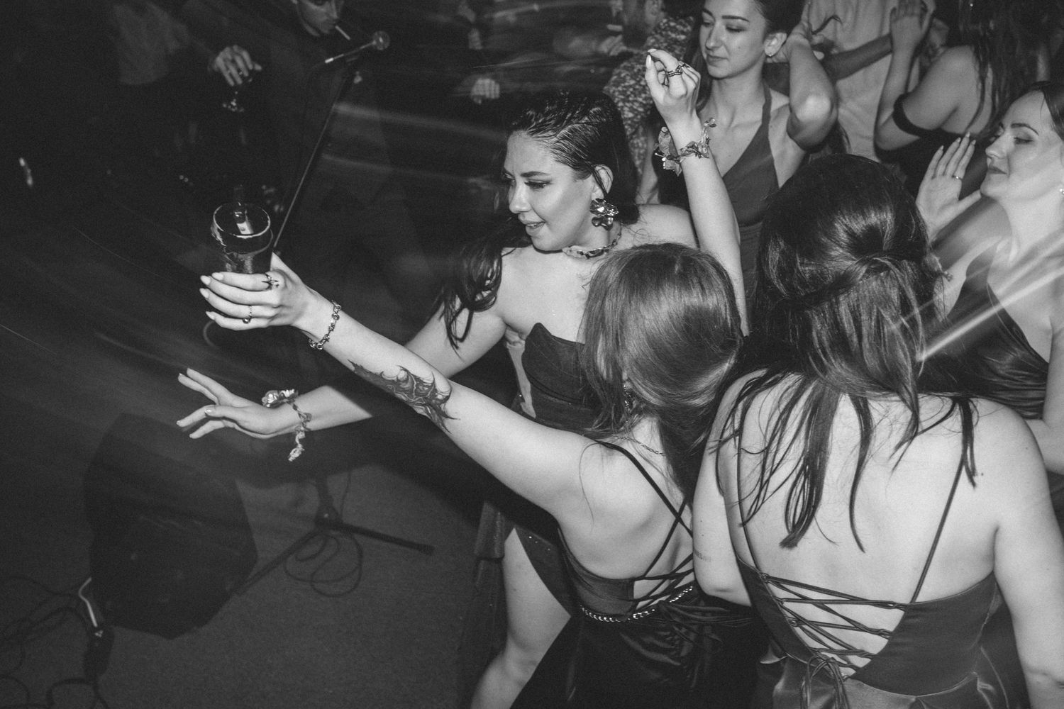 Яко сватбено парти с DJ и банда на живо. Голяма луда сватба с много танци, енергия и рок. Сватбена фотография.