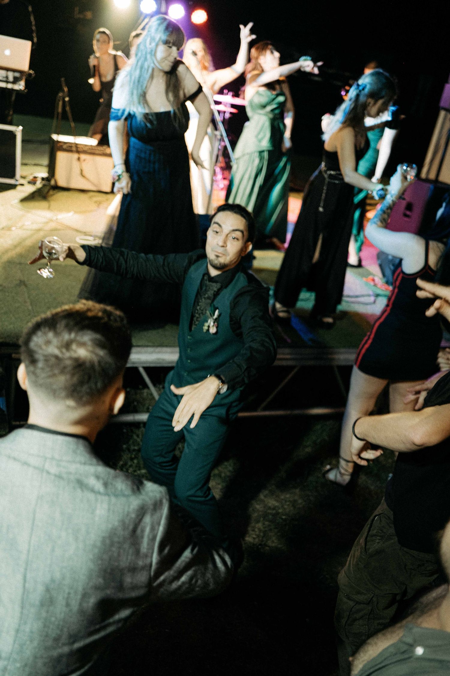Яко сватбено парти с DJ и банда на живо. Голяма луда сватба с много танци и енергия. Сватбена фотография. The lefties.