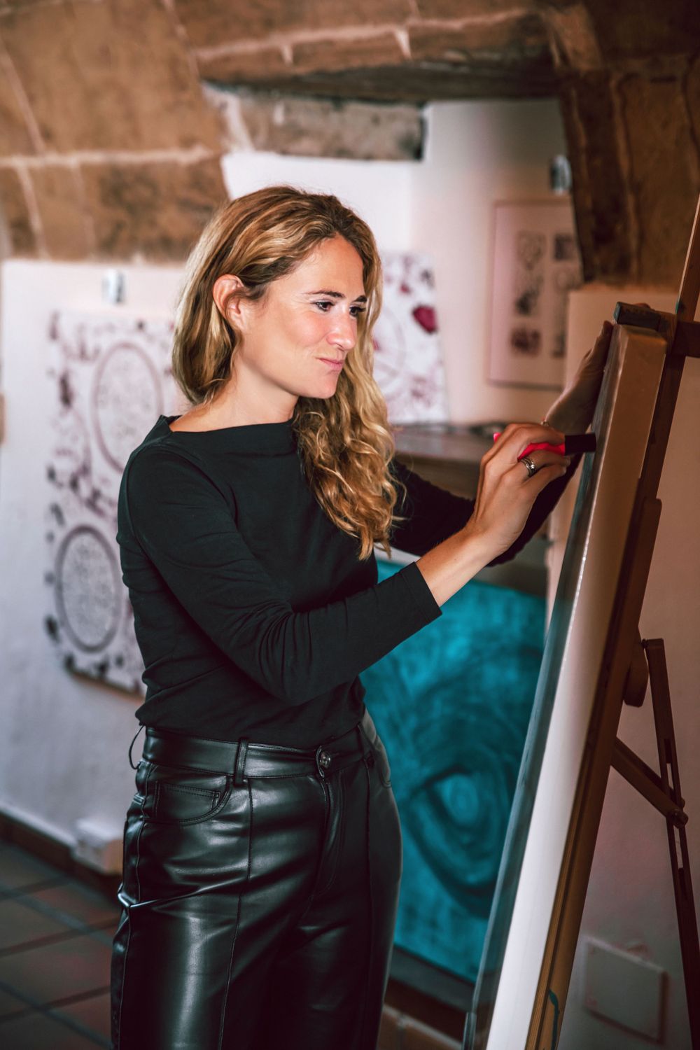 personal branding portrait of female entrepreneur at Café Sāntal Palma de Mallorca.