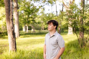 Outdoor summer senior photos in Springfield, Illinois