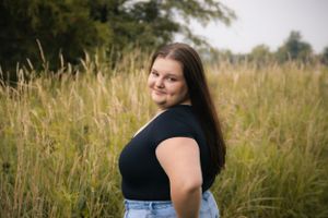 Outdoor summer senior photos in Springfield, Illinois