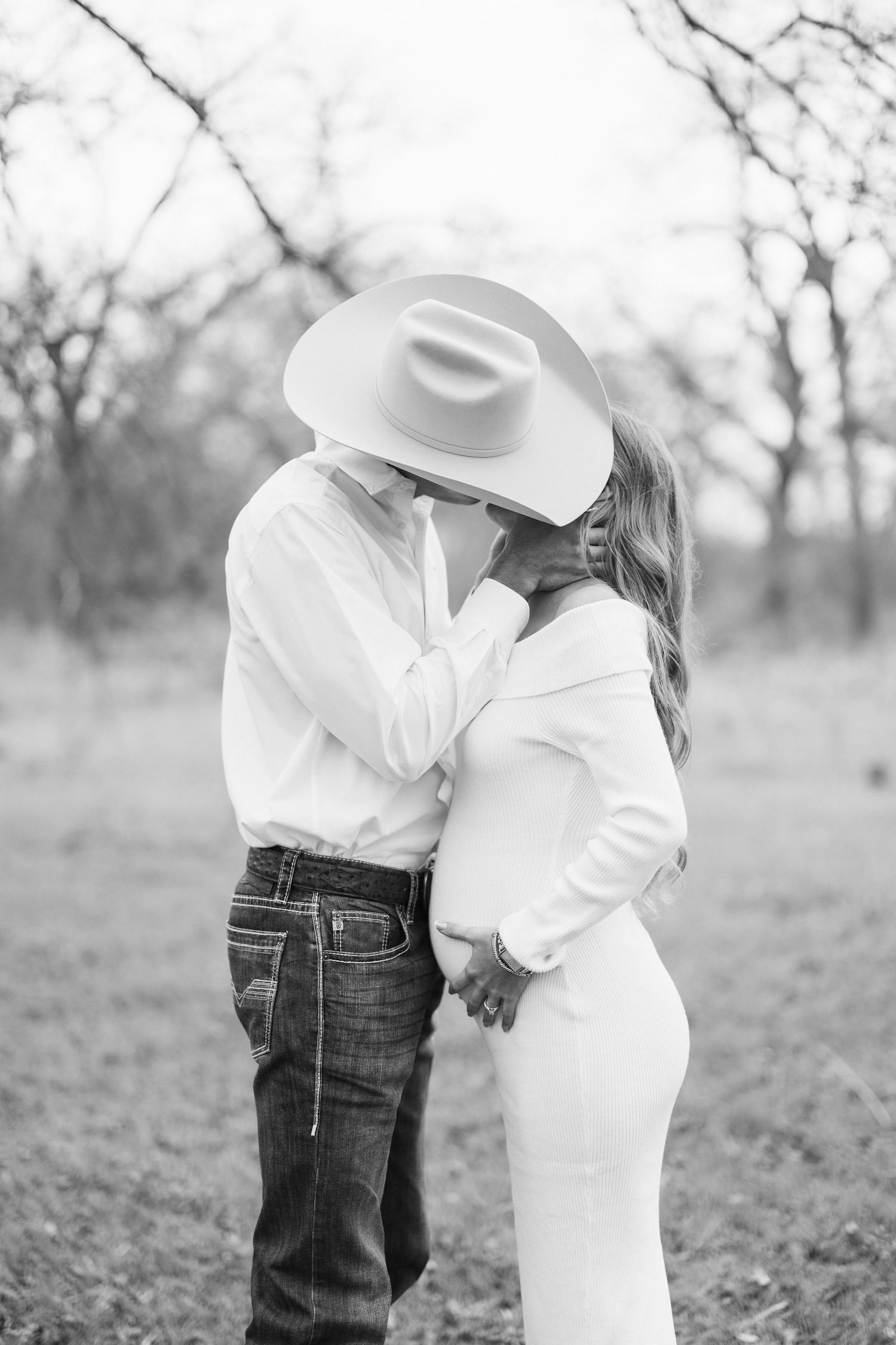 A romantic black and white maternity photo of a couple in cibolo, tx.