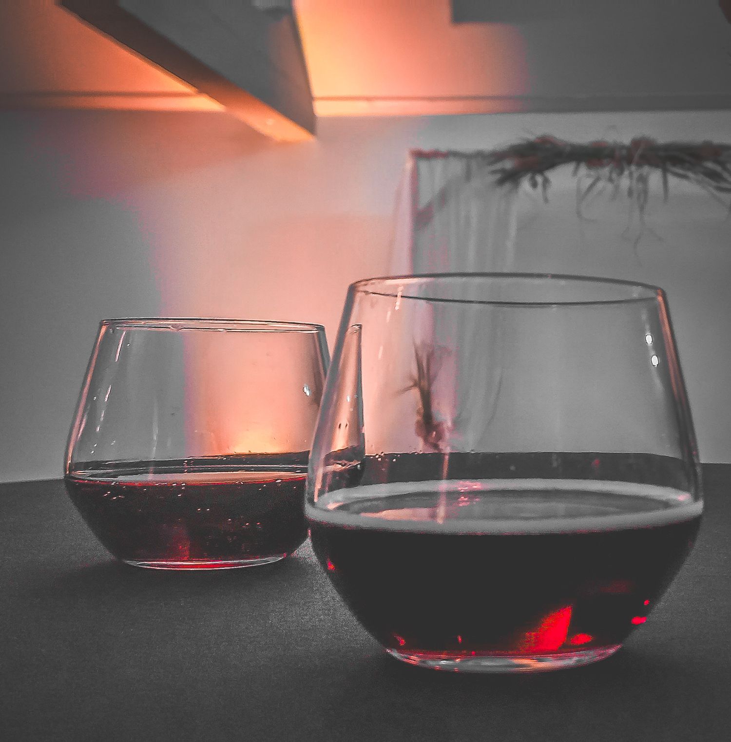 Verres en ambiance chaleureuse, instant de fête, photographie événement anniversaire
