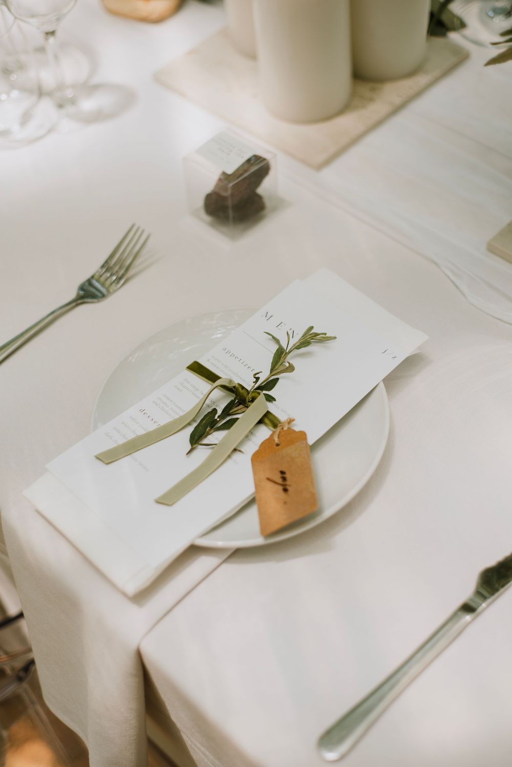 Elegant minimalist wedding decor at Die Woud wedding venue featuring dates and olive leaves in a refined, natural styling