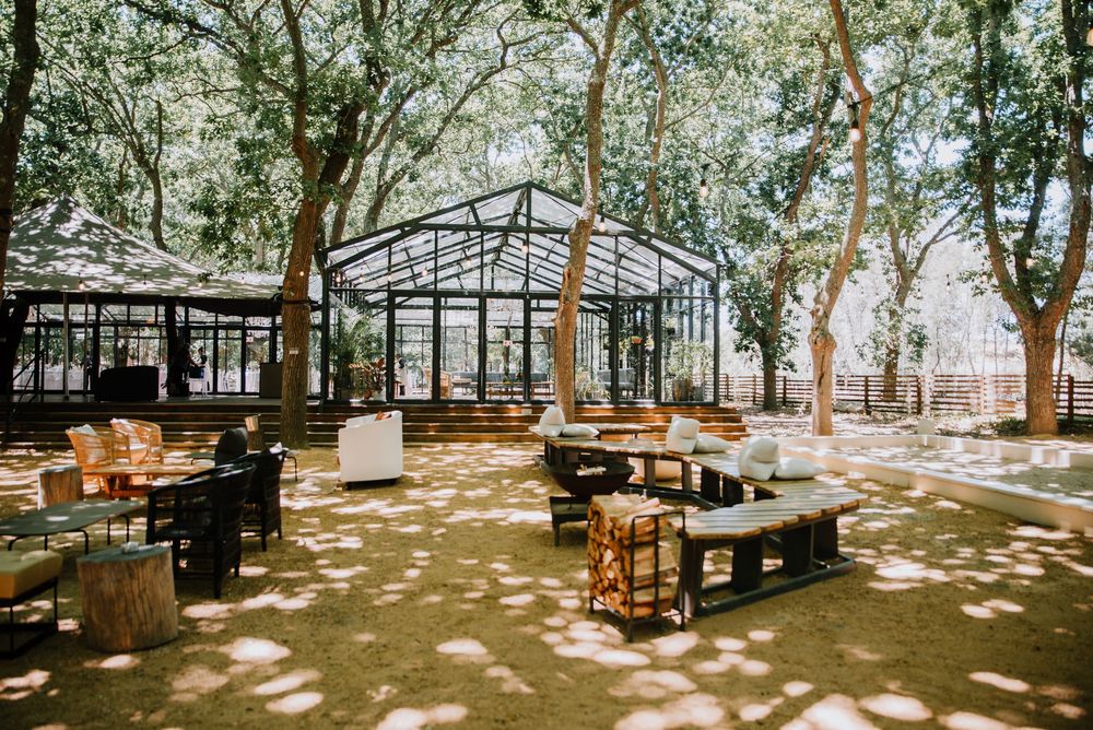 Die woud's beautiful outside area for the canapes.