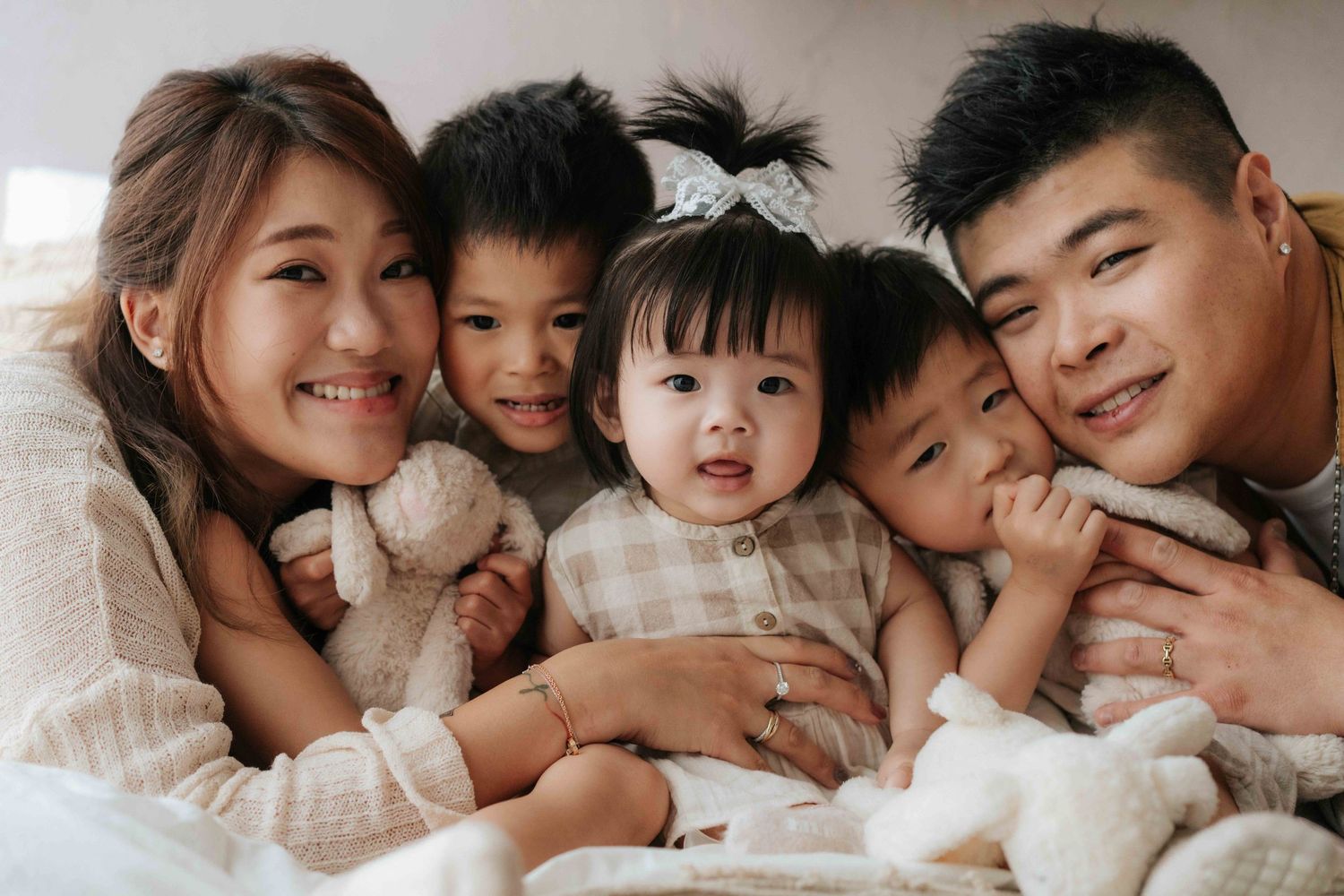 A heartwarming collection of intimate family photos showing tender moments between parents and children in bed.一組溫馨感人的家庭照片，展現了父母與孩子在床上親密互動