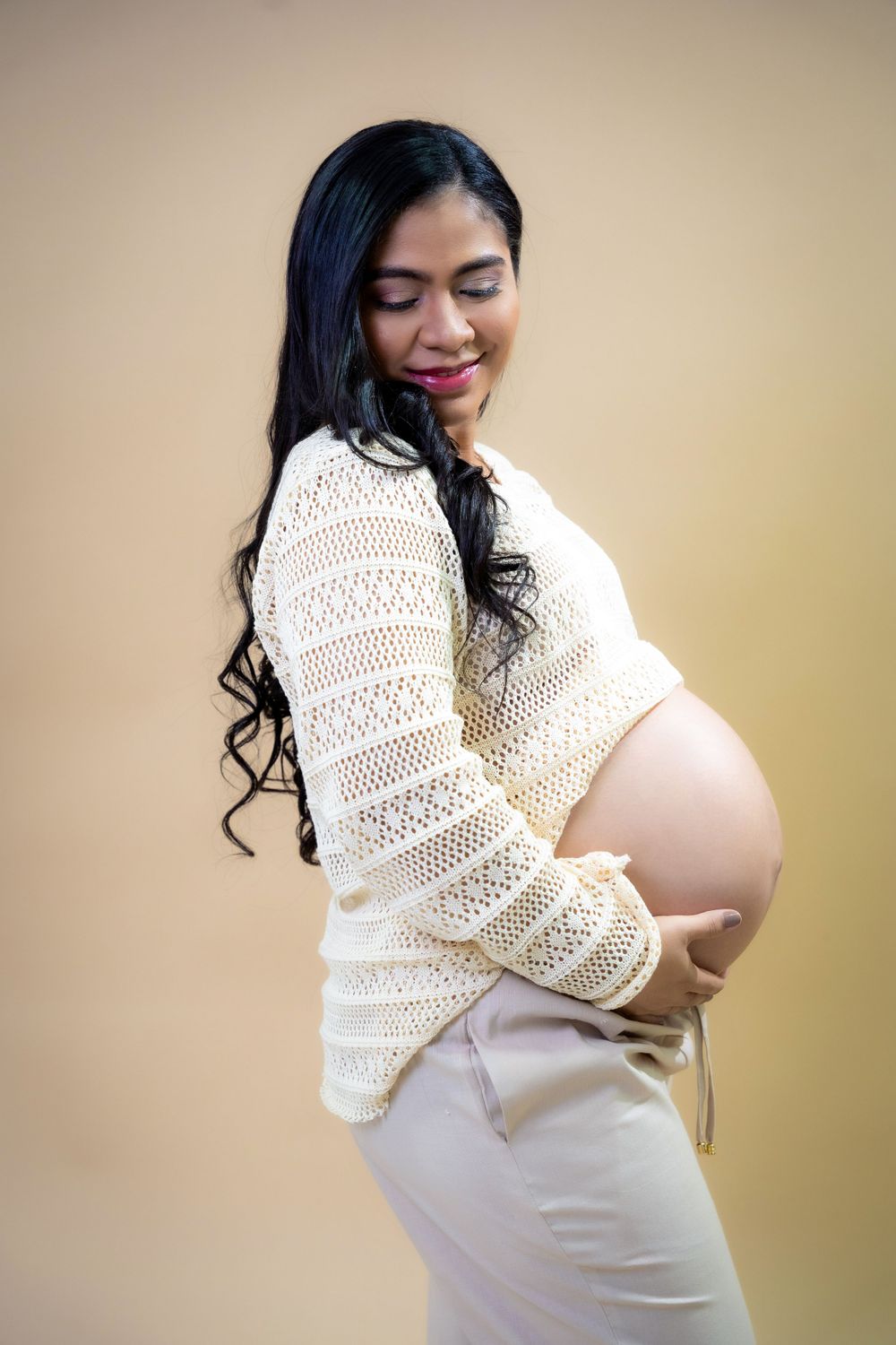 Sesión de maternidad en exteriores en Valledupar, embarazo artístico con luz natural por Chelman Pineda.
