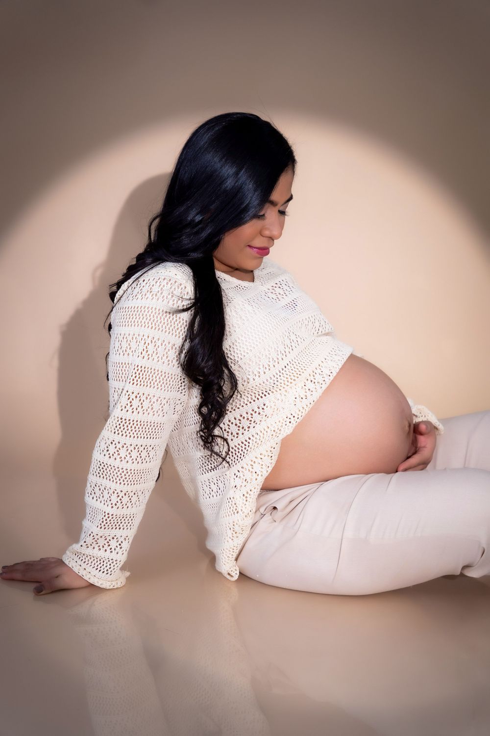 Fotografía de maternidad profesional en estudio en Valledupar, retrato artístico y cálido en Cesar, Colombia.