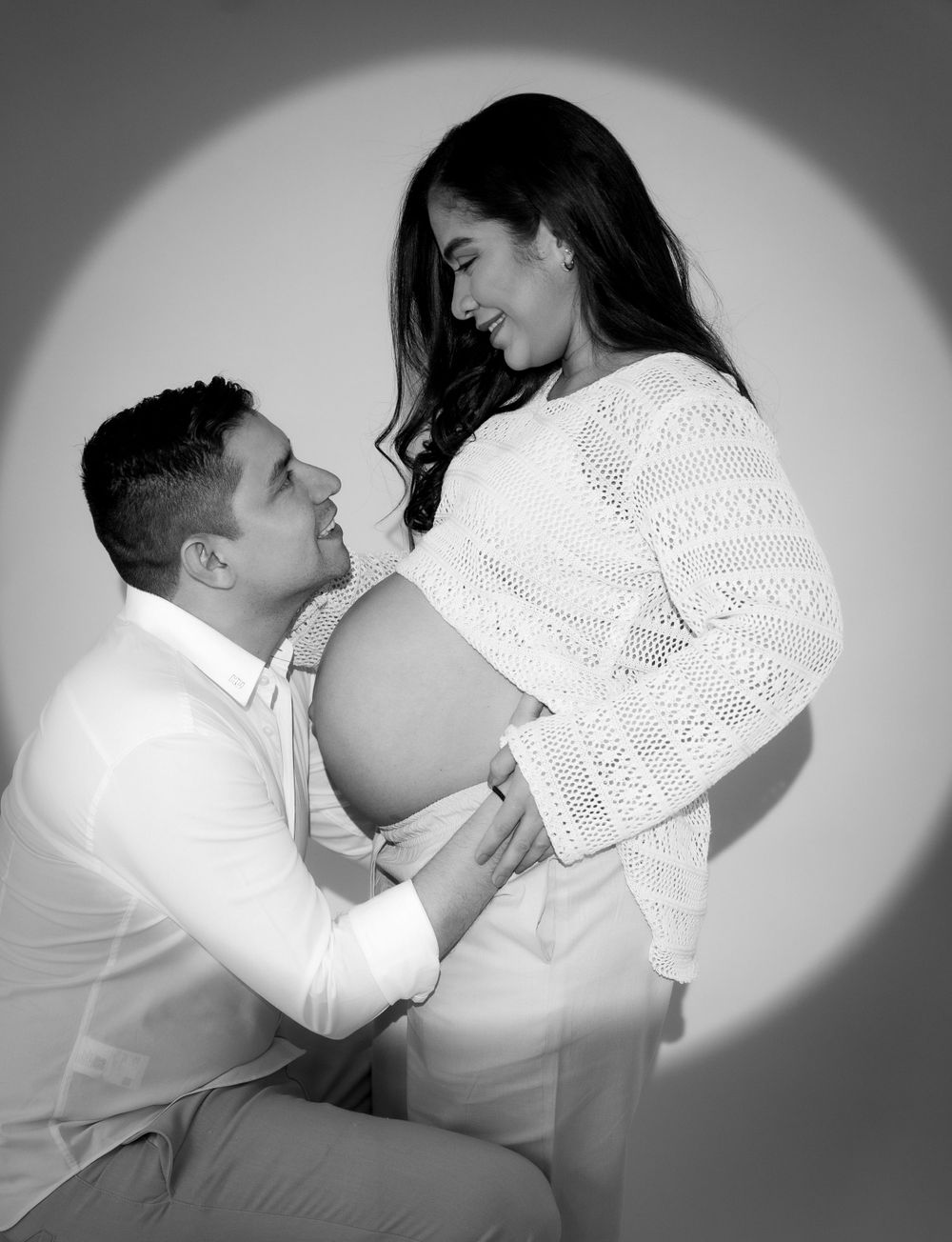 Fotografía de maternidad profesional en estudio en Valledupar, retrato artístico y cálido en Cesar, Colombia.