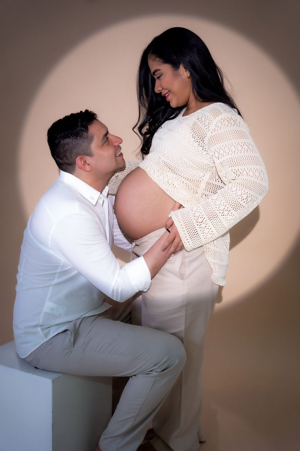 Fotografía de maternidad profesional en estudio en Valledupar, retrato artístico y cálido en Cesar, Colombia.