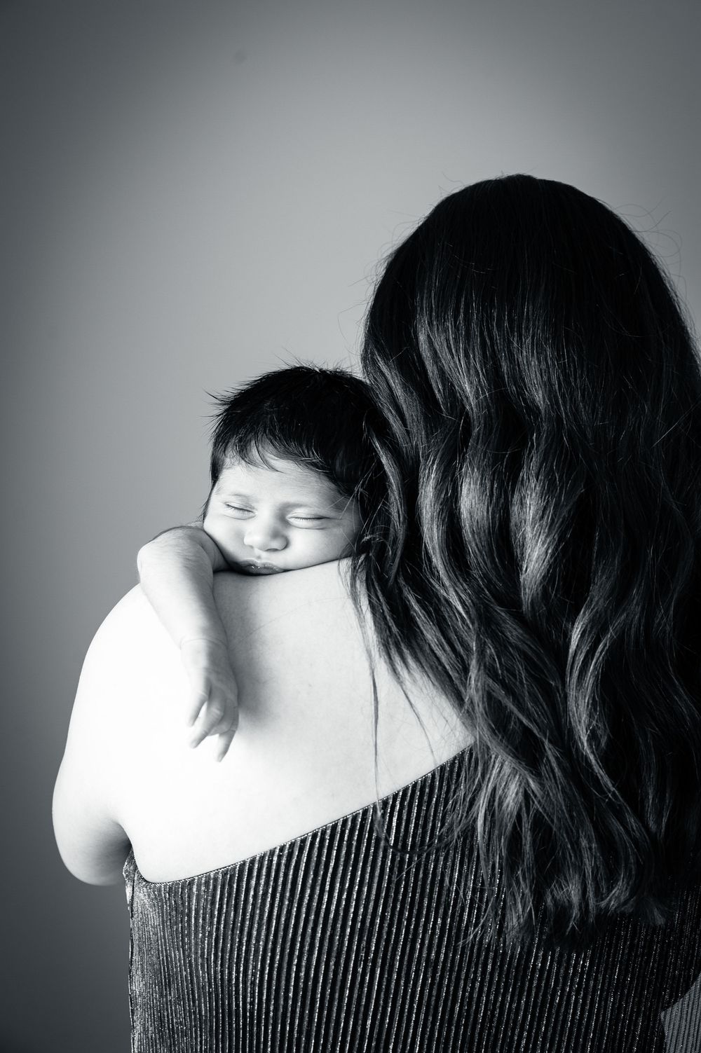 Black and white portrait series showing the side profile of Mum with baby over shoulder.
Altona Family Photographer Melbourne