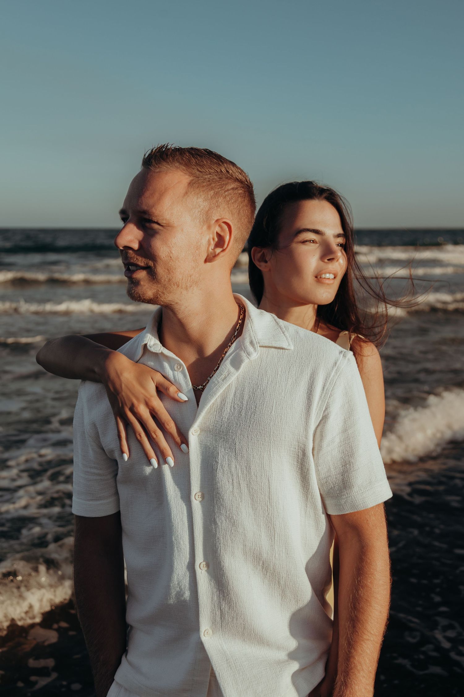 Couple photoshoot by the sea
Romantic beach photography
Beach couple session Sicily
Sunset couple portraits
Destination couple photography