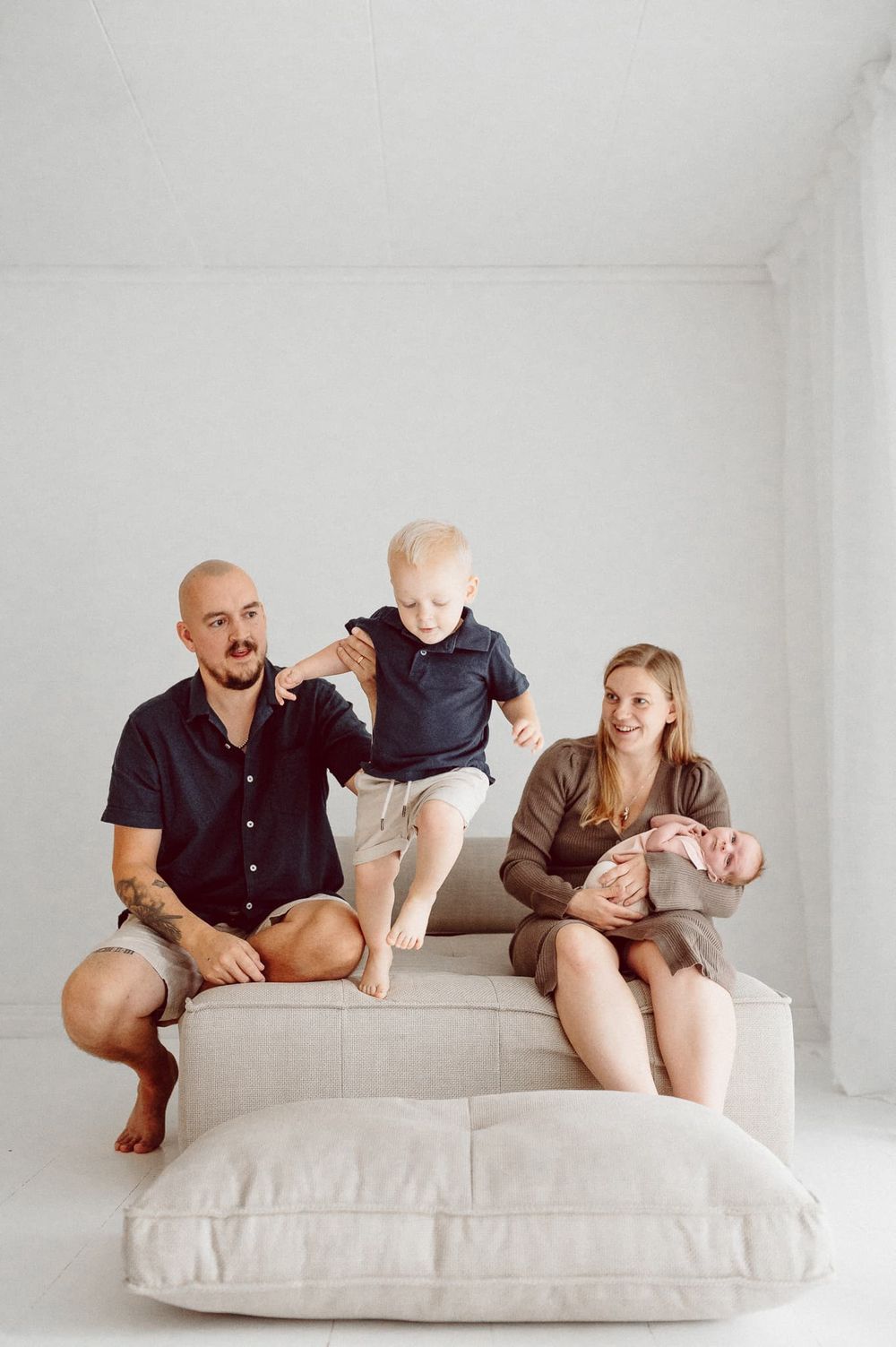 Familj leker i Studio under en familjefotografering i Jönkoping-Mullsjö.