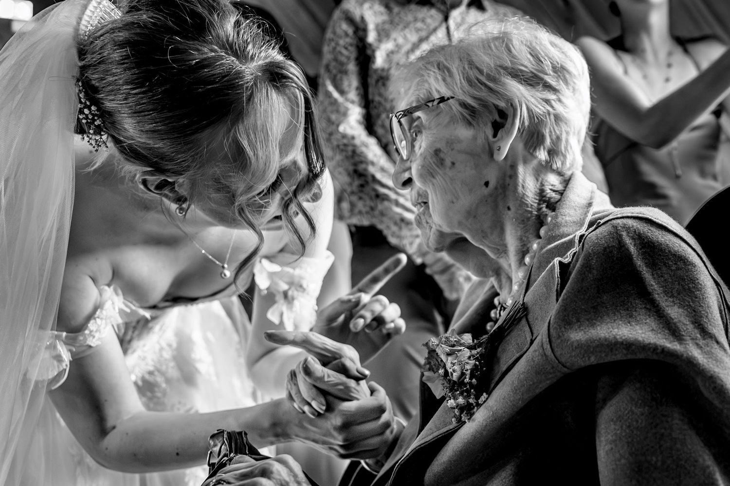 Innig moment tussen bruid en oma tijdens de felicitaties na de ceremonie bij Krelis in Uitgeest