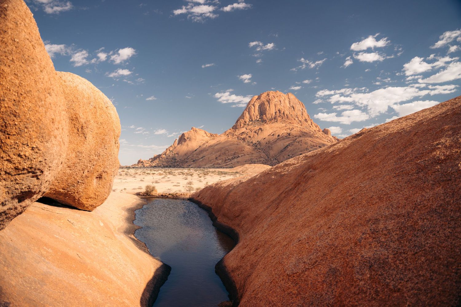 rock pool namibie, point d'eau avec un paysage désertique en arrière-plan