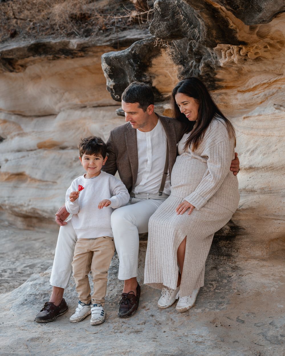 balmoral-beach-family-photoshoot-with-pregnant-mom-and-her-son-and-husband