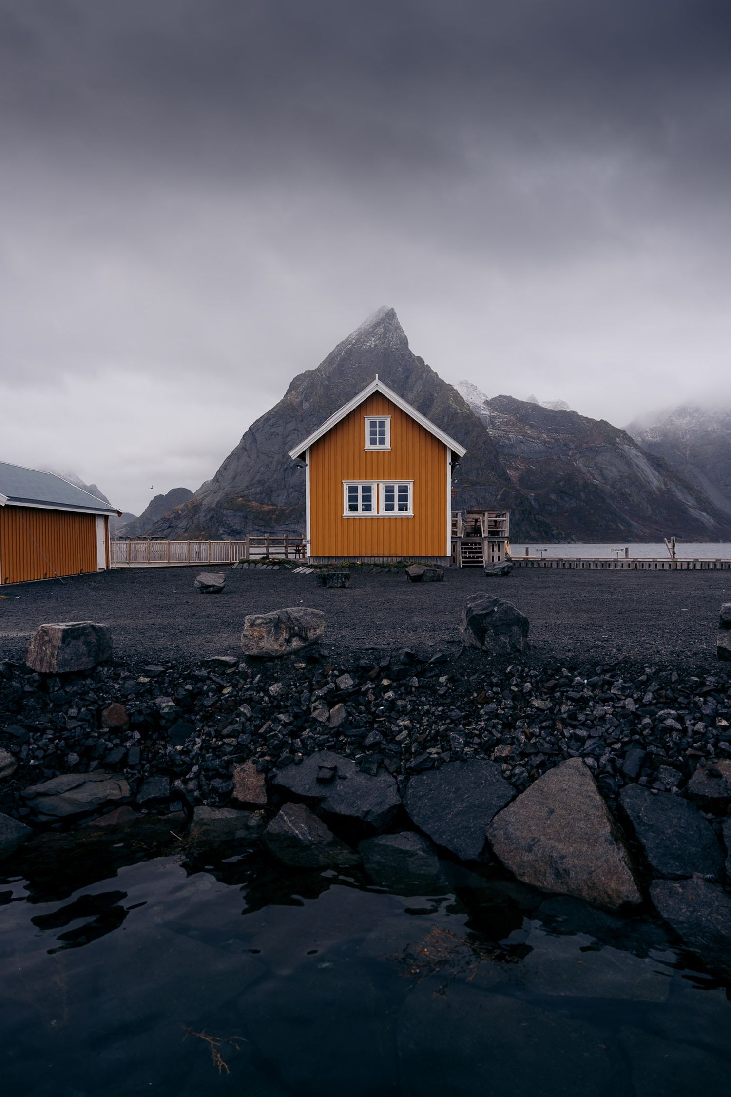 rorbu jaune sakrisoy lofoten